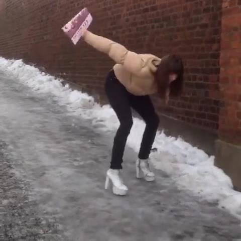 Nhung tinh huong hai huoc cua chi em khi di giay cao got hinh anh