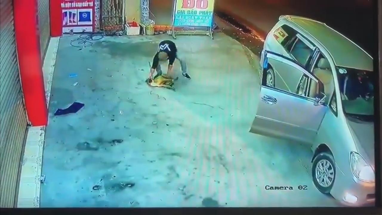 Cau tac di oto, dung sung dien trom cho ngay truoc nha hinh anh