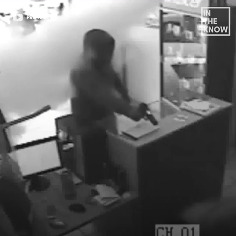 Sung phun suong day lui cuop ngay tai tran hinh anh