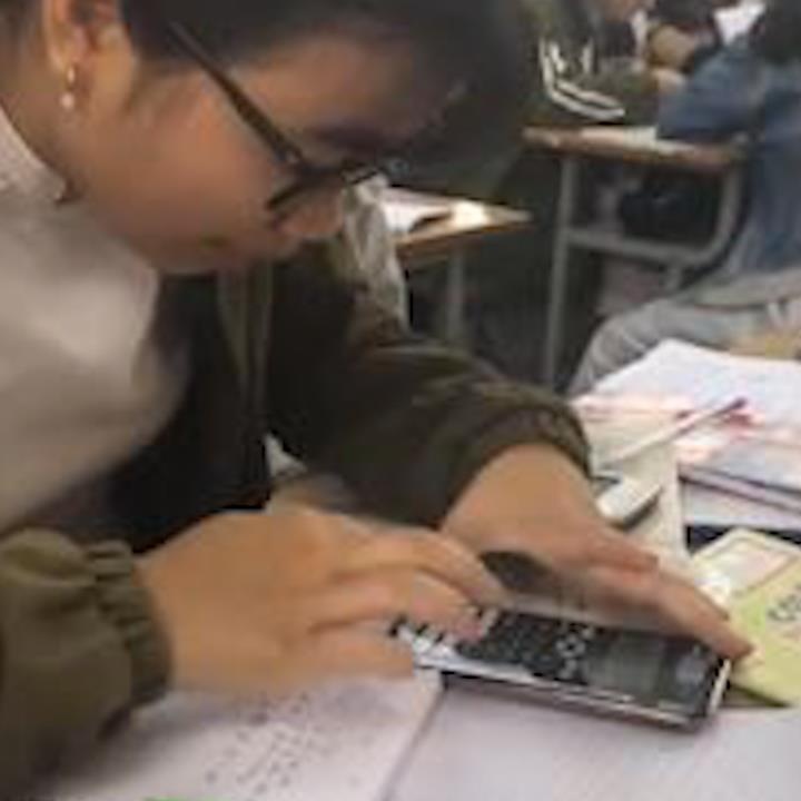 Nu sinh 'ho bien' dien thoai thanh may tinh bo tui hinh anh