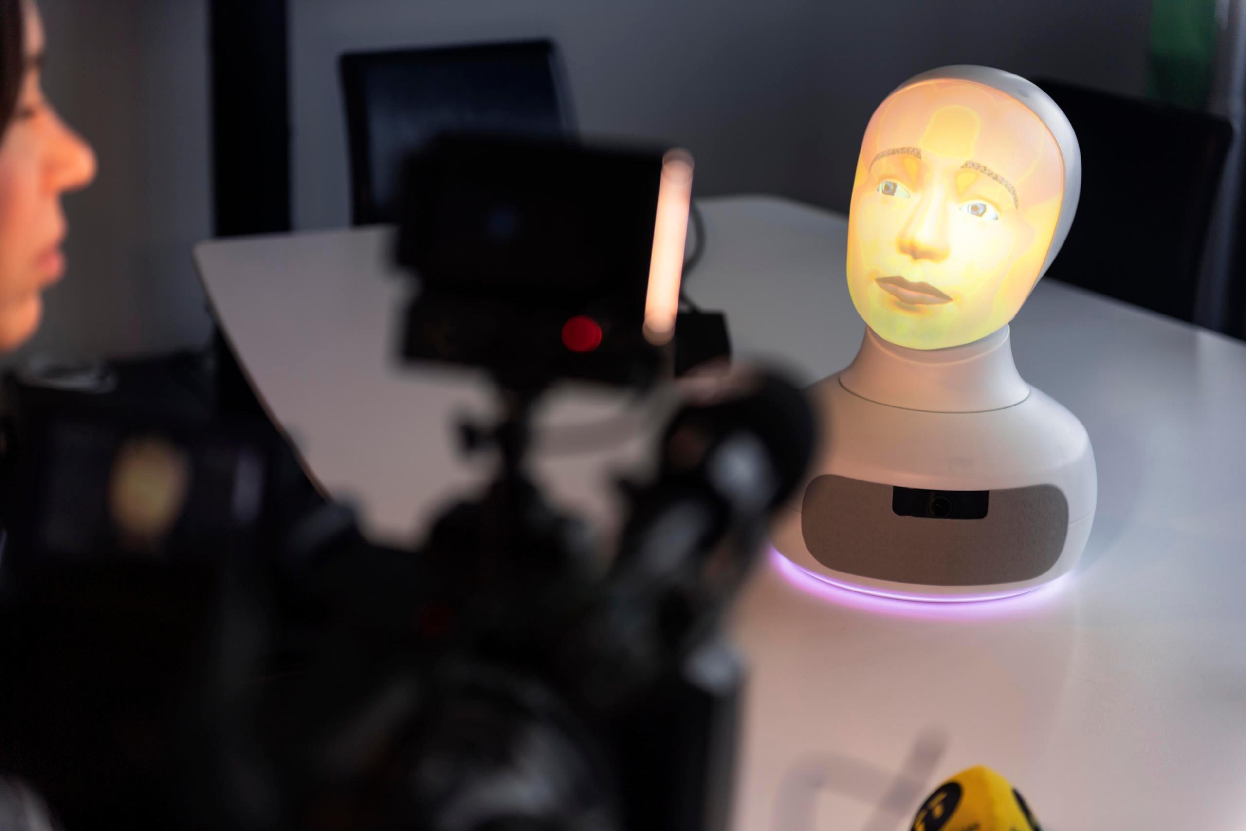 Ra mat robot phong van viec lam dau tien tren the gioi hinh anh