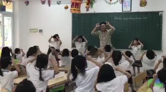 Thay giao tieu hoc nhay mua deo nhu co giao lam suc soi lop hoc hinh anh