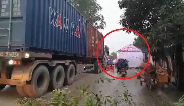 Rap cuoi dung tren quoc lo, trong lan xe container hinh anh