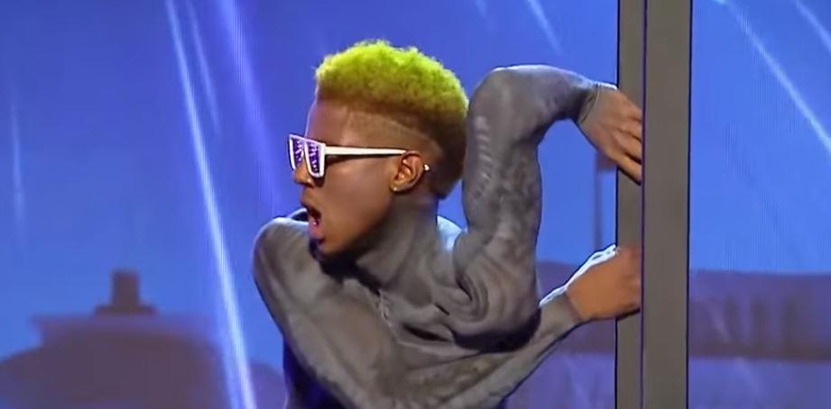 Thi sinh be nguoi lam ban giam khao khong dam nhin hinh anh