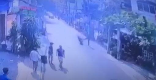 Cuop chay xe may bi nguoi di duong da nga vang hinh anh