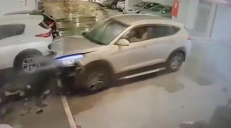 Tong vao xe khac sau khi lao nhu bay vao ham hinh anh