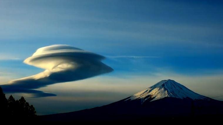 Dam may co hinh dang giong nhu dia bay o nui Phu Si hinh anh