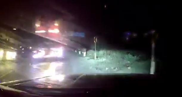 Oto bi xe khach lan lan, ep suyt lao xuong ruong hinh anh