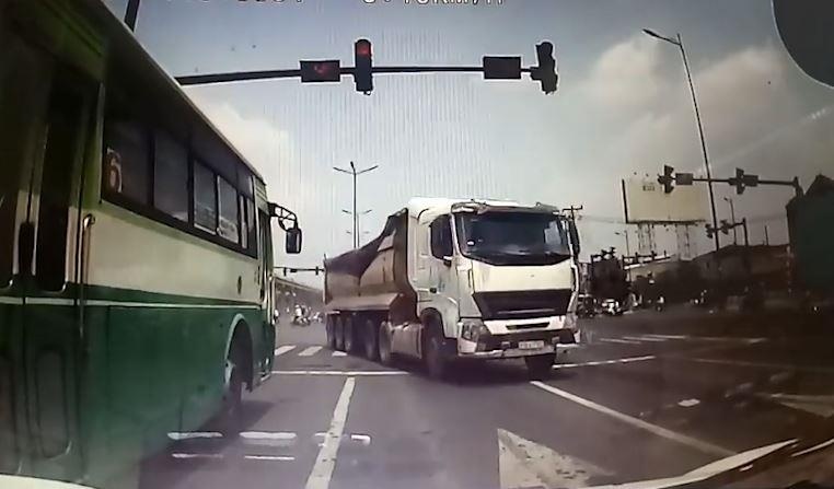 Xe bon suyt gay tai nan vi xe buyt vuot den do hinh anh