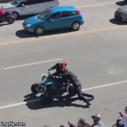 Lai xe dia hinh 4 banh keo le canh sat My xuong duong hinh anh