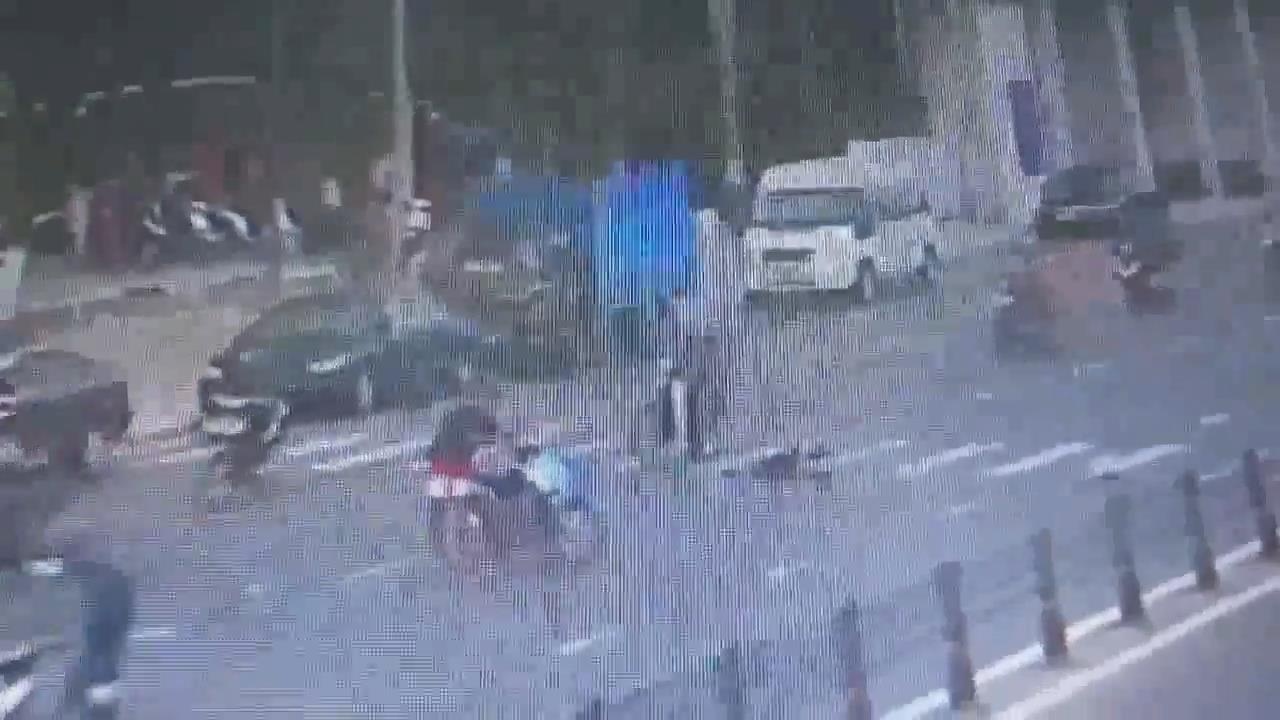 Xe may tong ong cu nga ra duong roi bo chay hinh anh