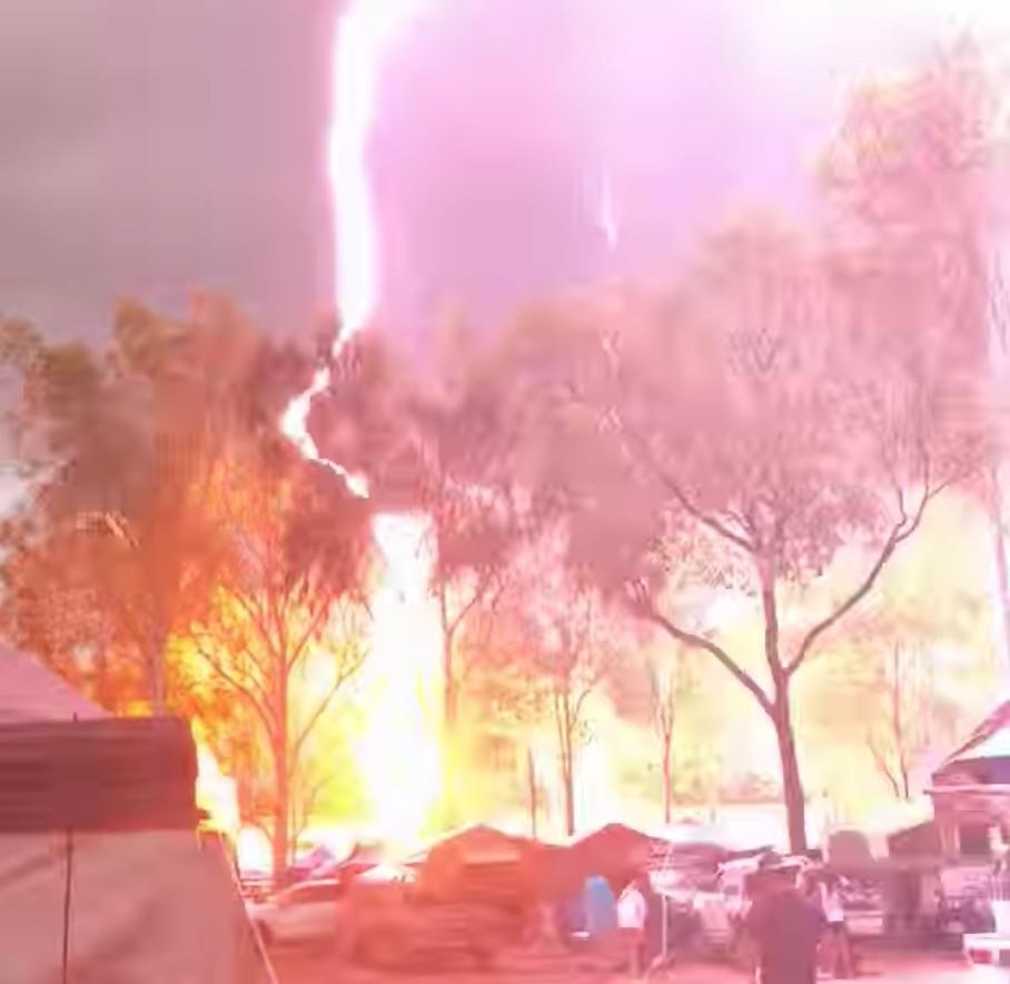 Set danh vao giua le hoi am nhac tai Australia hinh anh