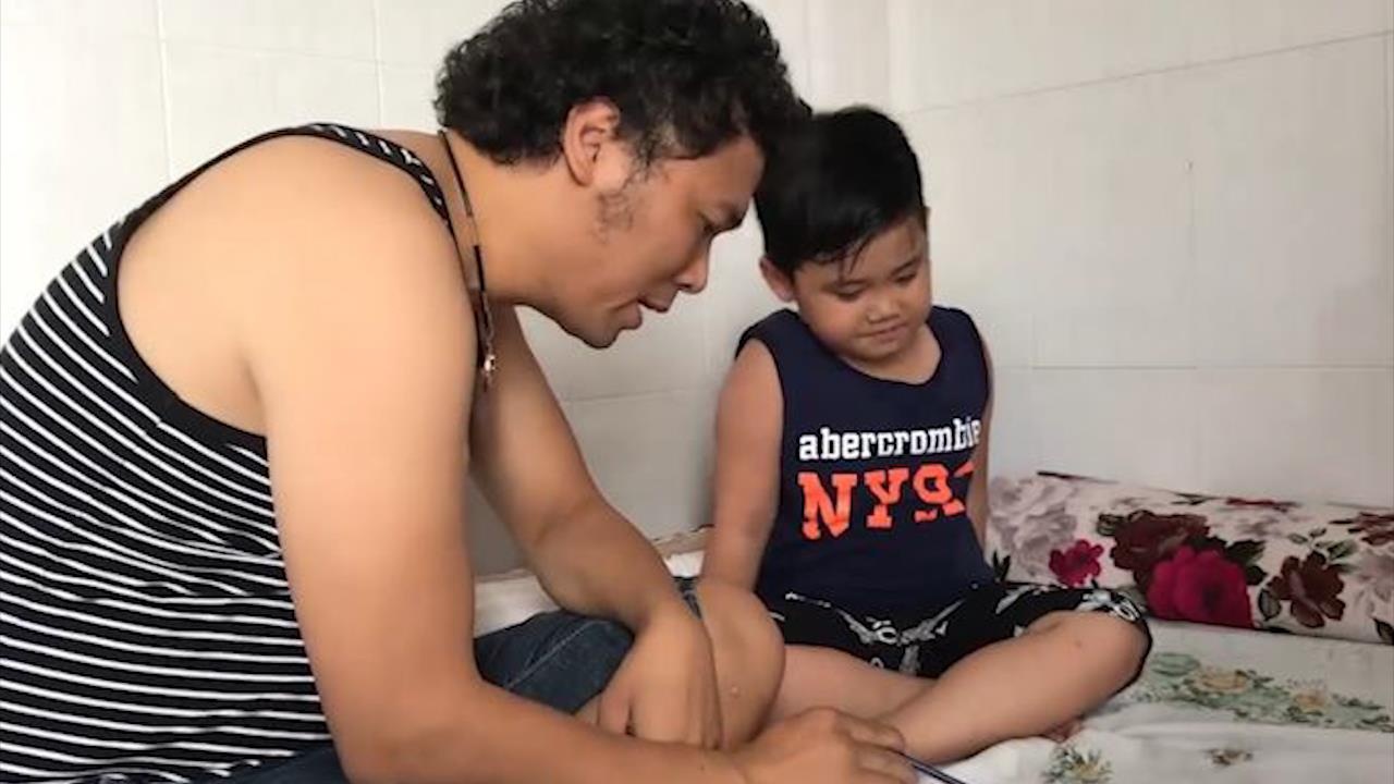 Ong bo 'nga ngua' khi con danh van 'mo o mo sac ben' hinh anh