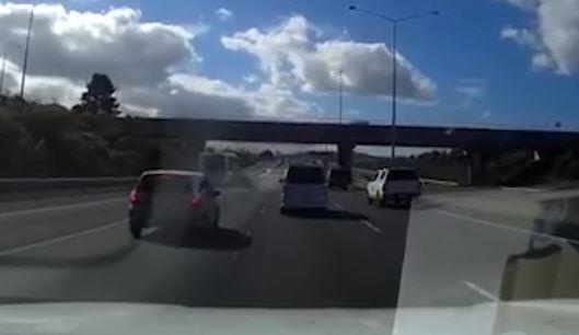 Oto phong nhu chop gay tai nan lien hoan tren cao toc hinh anh