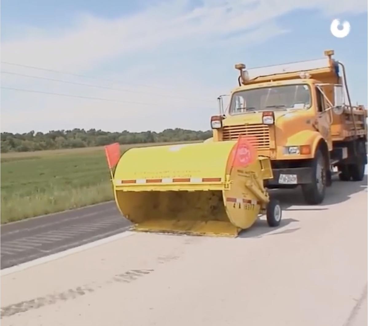 May hut bui gan xe tai don vang moi loai rac tren duong hinh anh