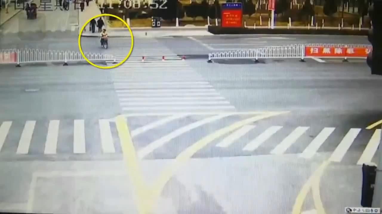 Hai me con chay xe dap bang qua duong bi taxi dam trung hinh anh