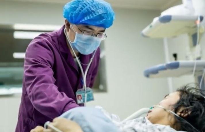 Tiem 20 loai nuoc ep hoa qua vao tinh mach, phu nu suyt chet hinh anh