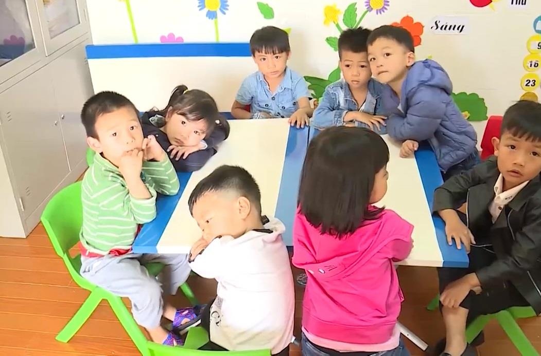 Lo san lon, phu huynh Bac Ninh tu di cho mua thuc pham nau an cho con hinh anh