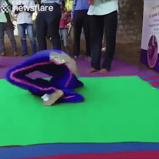 Man uon deo lan nguoi nhu banh xe cua co gai tre hinh anh