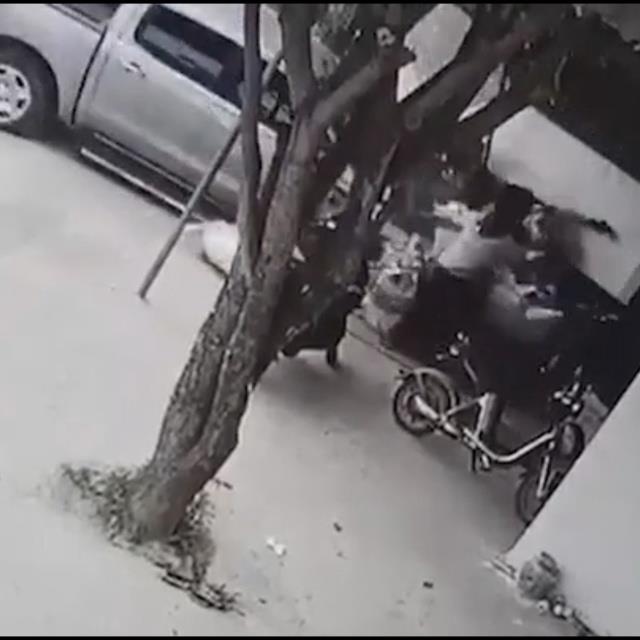 Oto bat ngo lao thang vao nha tong bay 2 nguoi hinh anh