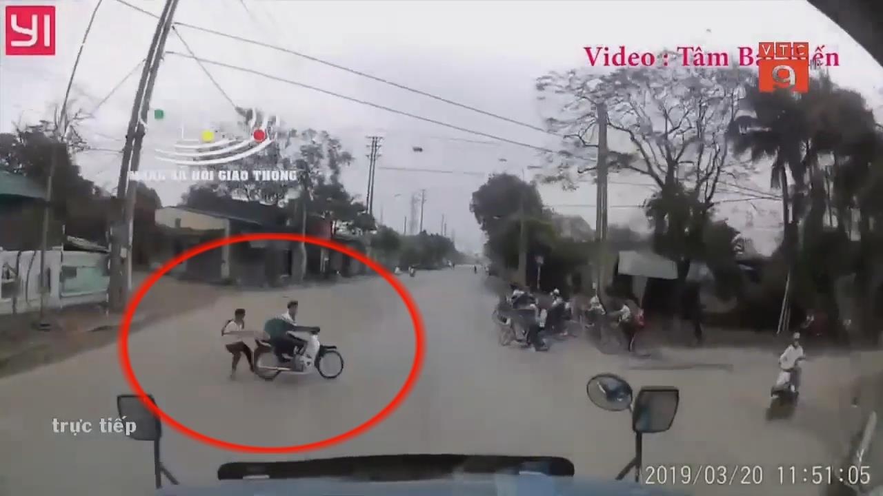 Hoc sinh lai xe tat dau container, nhay xuong yen de thoat than hinh anh