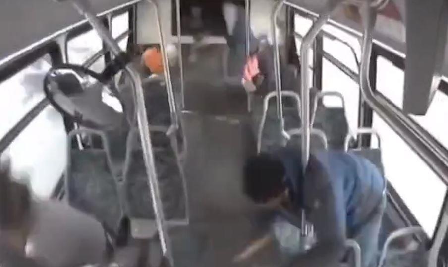 Canh tuong kinh hoang ben trong xe buyt bi oto con dam cuc manh hinh anh