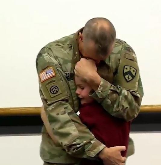 Con trai bat khoc khi bat ngo gap lai ba minh tren san dau vo hinh anh