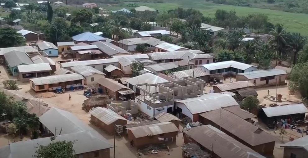 Ngoi lang ki la cam phu nu sinh con trong lang hinh anh