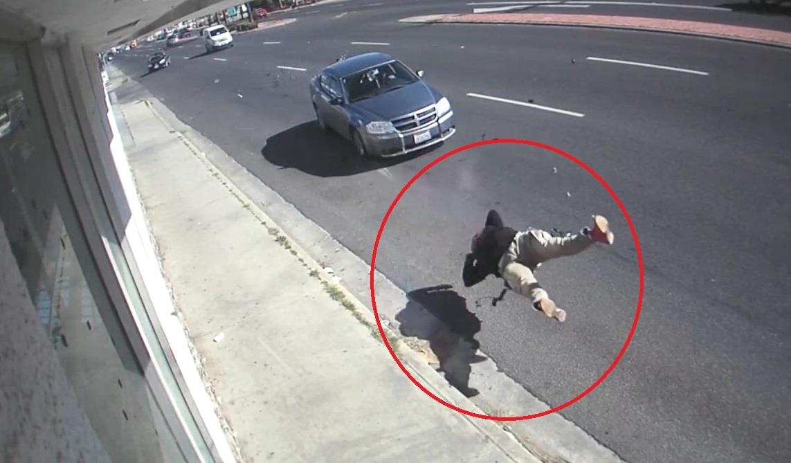 Huc vao oto dang quay dau, lai xe may vang xa hang chuc met o My hinh anh