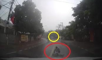 Nguoi ngoi sau rot xuong duong, xe may van tu ton di tiep hinh anh