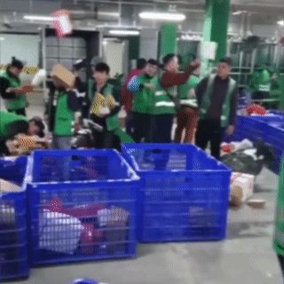 Nhan vien Giao Hang Tiet Kiem 'nem hang' cua khach hinh anh