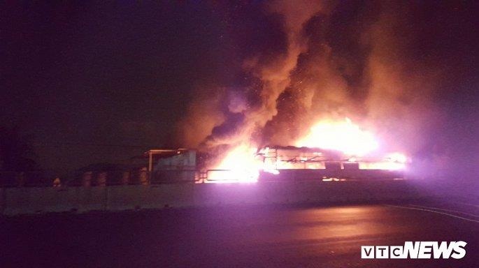 Xe khach chay ngun ngut, hang chuc hanh khach dap cua thoat than hinh anh