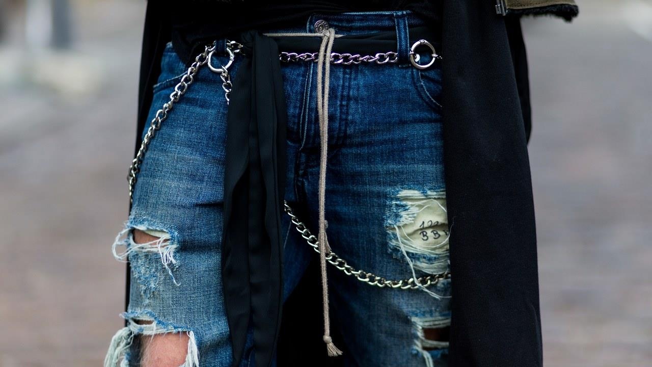 Tai sao quan jeans cang rach lai cang dat? hinh anh