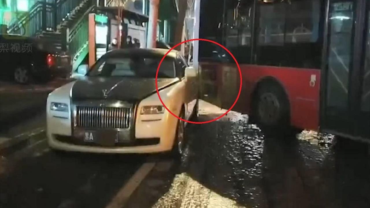 Xe buyt Trung Quoc dam oto sang trong gay thiet hai hon 400.000 te hinh anh