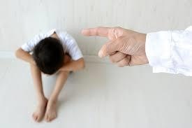 Dinh chi 2 giao vien mam non phat tre 4 tuoi khoa than hinh anh