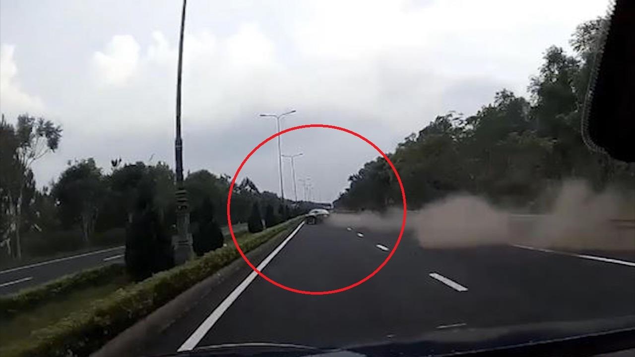 Oto mat lai lao qua lan nguoc chieu tren cao toc hinh anh