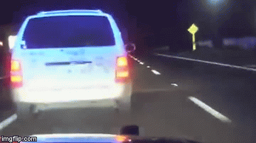 Canh sat My ban thiet bi theo doi vao duoi xe cua nghi pham hinh anh