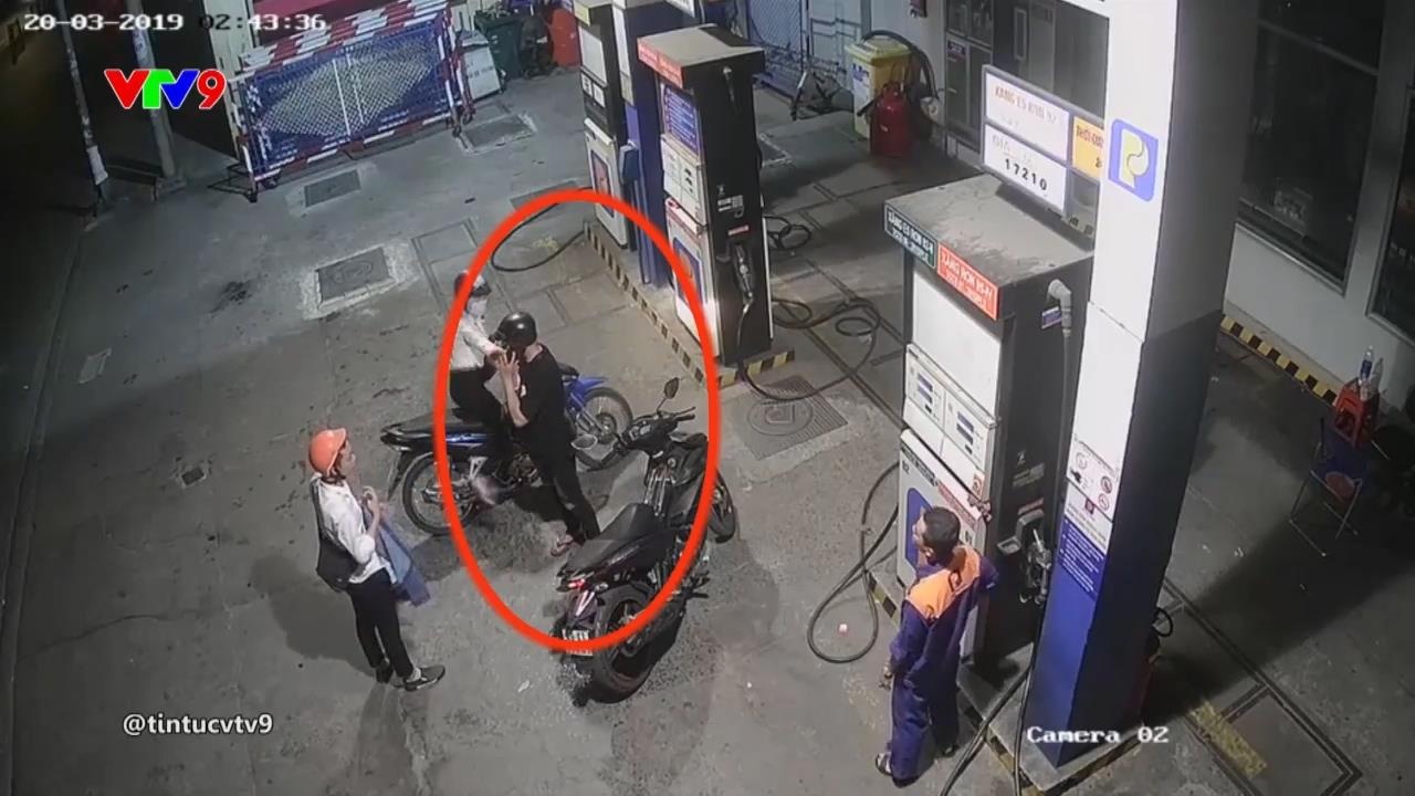 Nhan vien cay xang bi dam vi nhac khach khong nghe dien thoai hinh anh