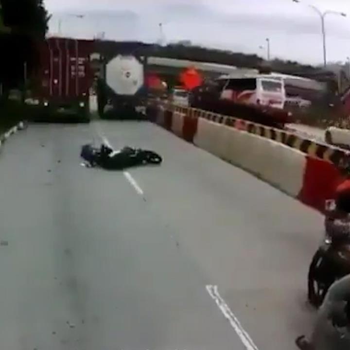 Lieu minh chen vao hai xe tai, xe may bi kep tham khoc hinh anh