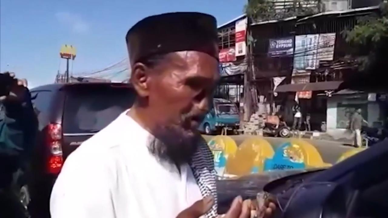 Nguoi dan ong hang ngay lai oto di an xin hinh anh