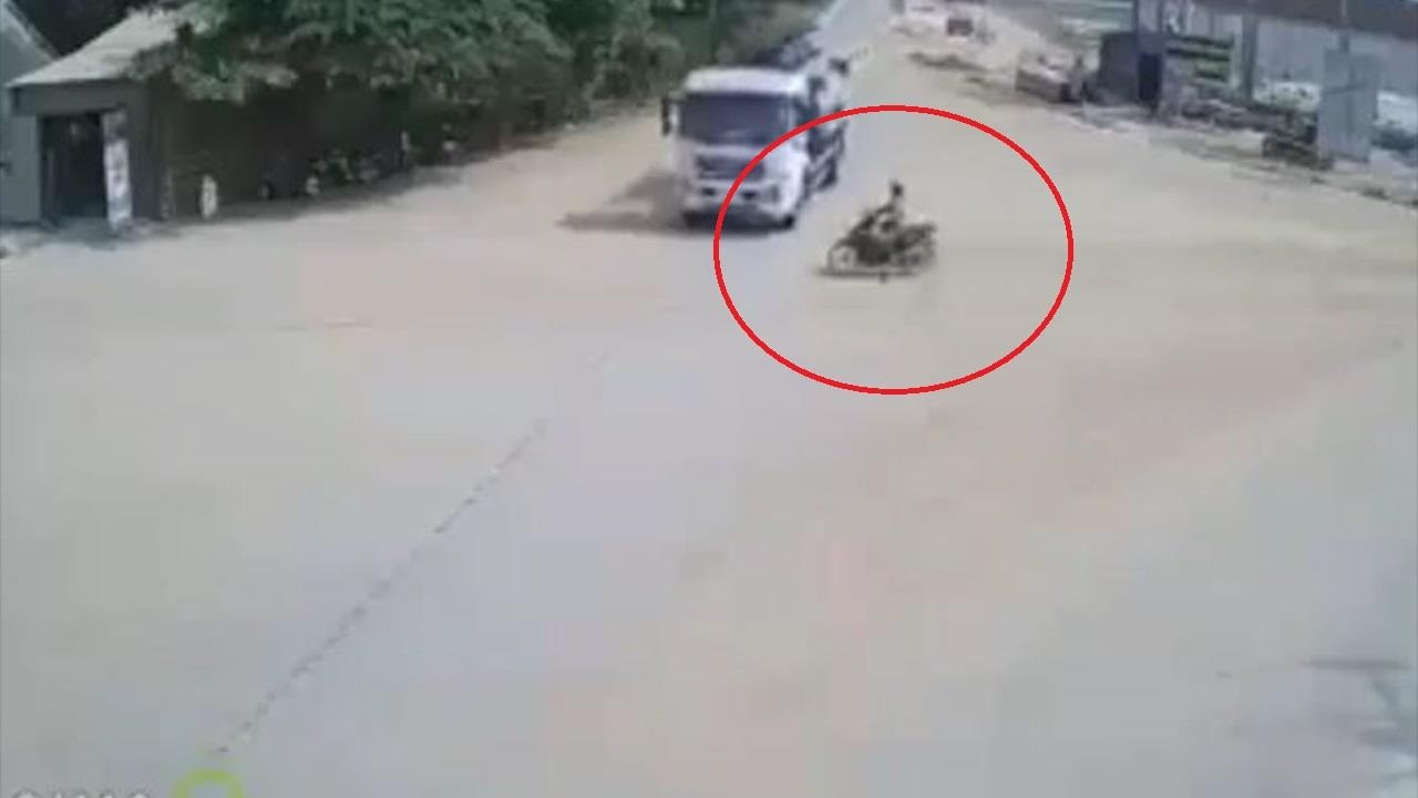 Xe may tong thang vao xe bon, tai xe may man thoat chet hinh anh