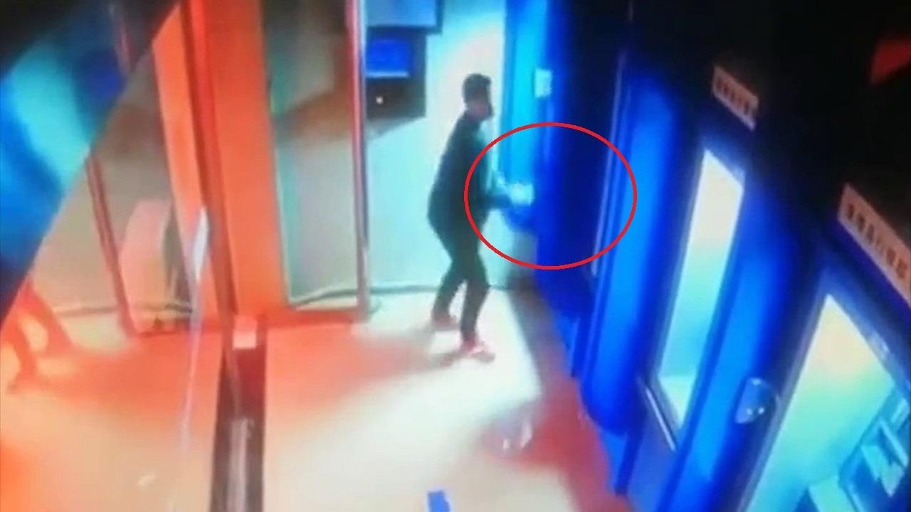 Cai nhau voi vo, nguoi dan ong TQ dung gach dap lien tiep 4 may ATM hinh anh