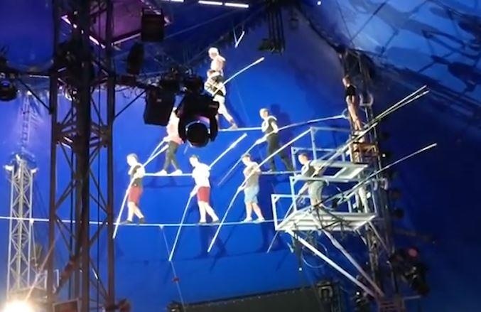 Bieu dien loi, 8 nghe si mao hiem te sam tren san khau hinh anh