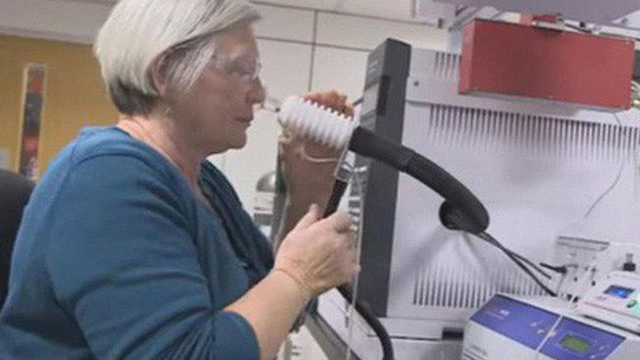 Nguoi phu nu co cai mui 'than ky' ngui duoc benh hinh anh