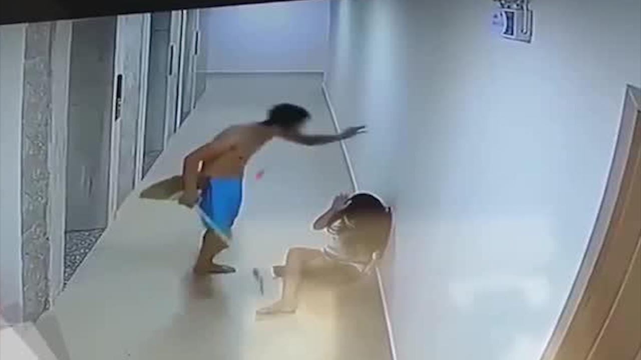 Nguoi phu nu bi bao hanh o hanh lang chung cu gay buc xuc nhat tuan hinh anh