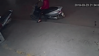 Dung xe ben le duong dung dien thoai nguoi phu nu bi oto dam hinh anh