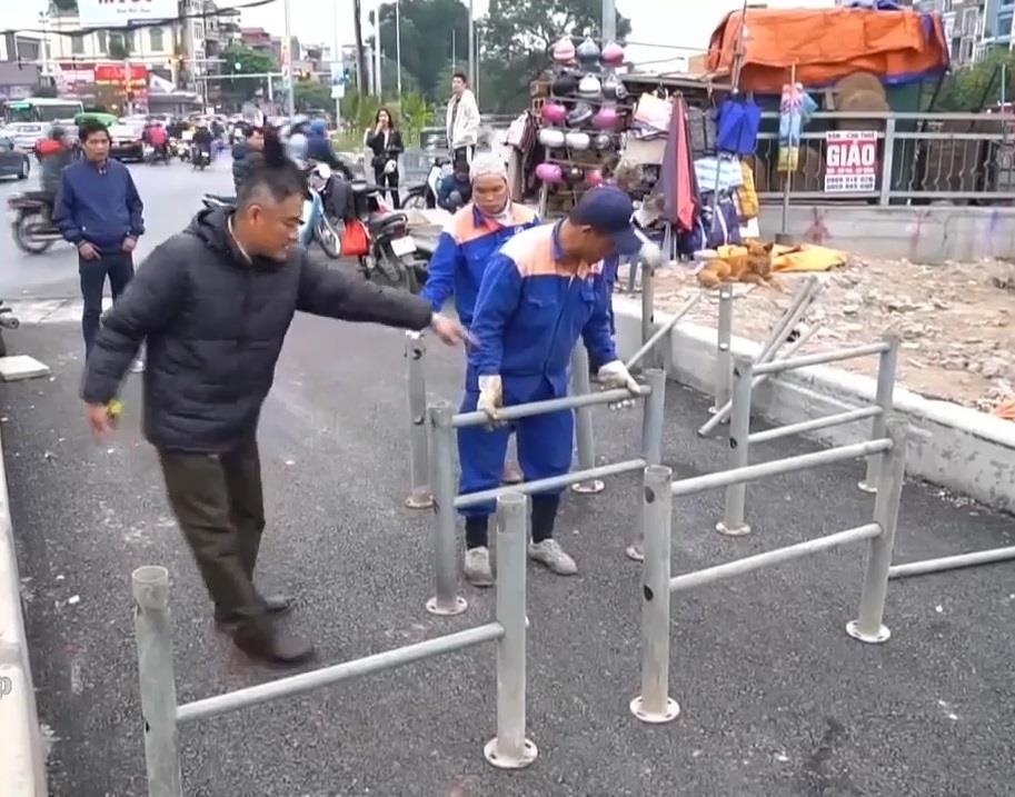 Ha Noi dung rao chan ngan xe may di vao duong danh cho nguoi di bo hinh anh