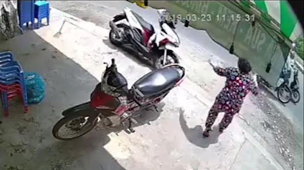 Cuop xe nhanh nhu chop khien chu nhan duoi theo khong kip hinh anh