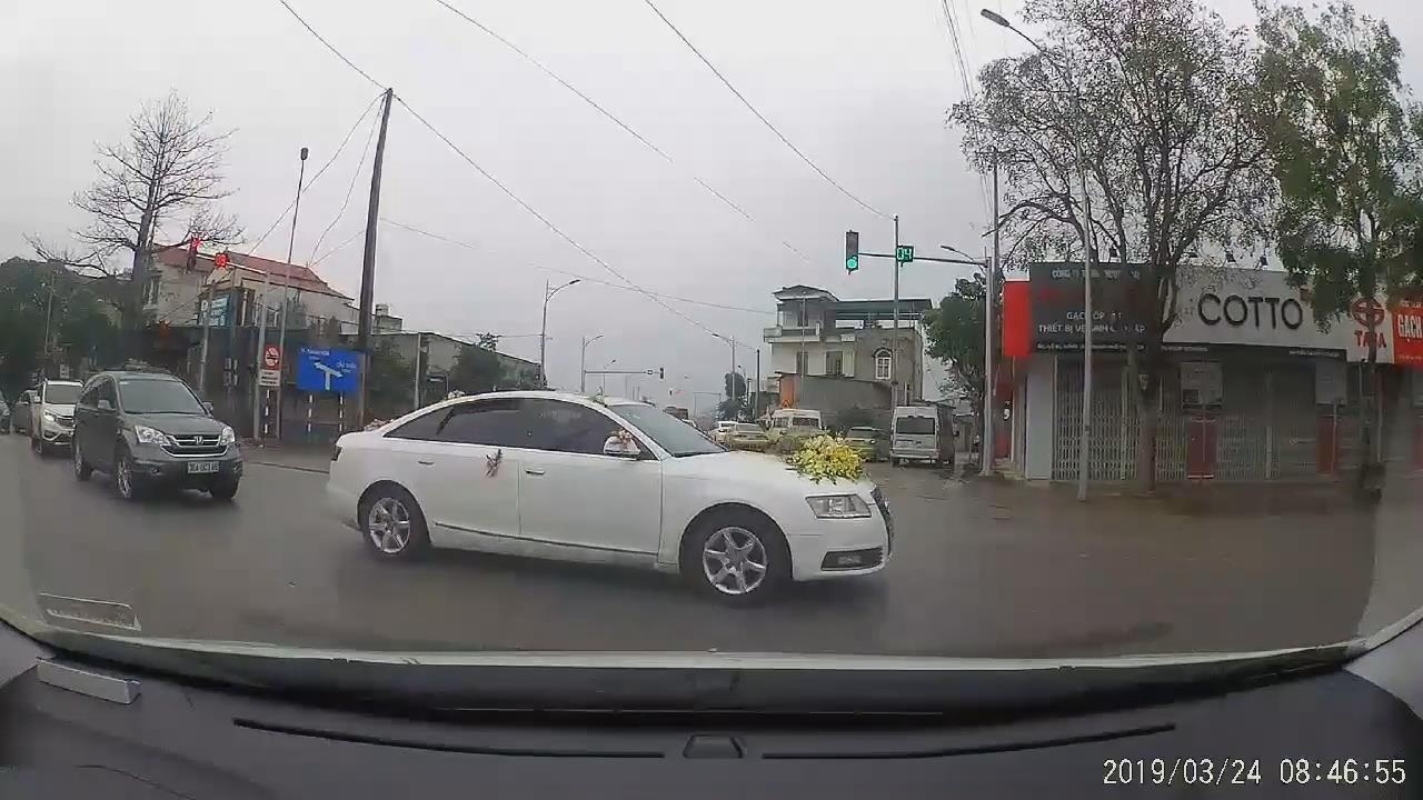 Doan xe ruoc dau hien ngang vuot den do gay buc xuc hinh anh