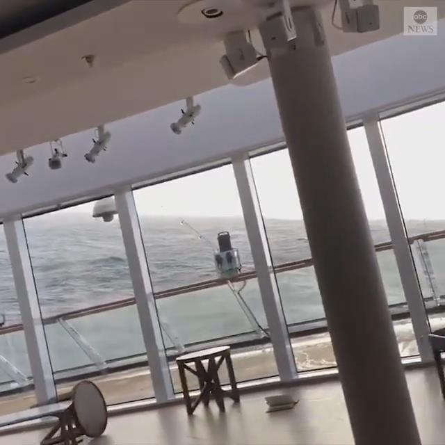 Tau du lich chao dao giua giong bao khien do dac truot du noi hinh anh